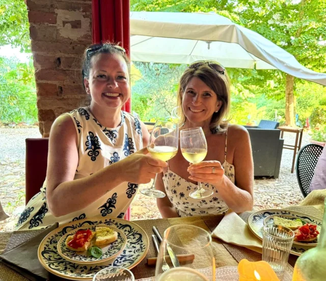 We are so grateful to welcome these beautiful people at our place and see them smiling all together !
Cheers to the life ! 🥂 🇮🇹 🎶 🍝 
Thank you for joining us and for sharing your beautiful pictures Nicole ❤️😊